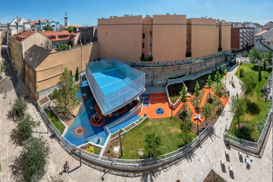 Bástya park: egy ”mini megastruktúra”