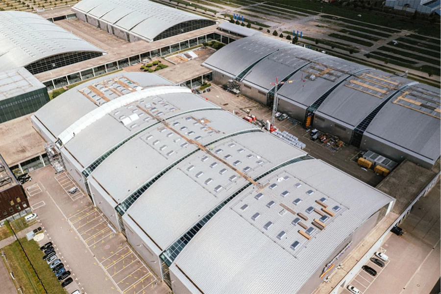 A Karlsruhe-i Ipari Vásár hő- és füstelvezető rendszerének korszerűsítése a VELUX Commercial RWA rendszerével