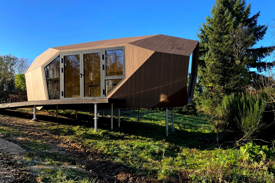 Buildbond alumínium kompozit lemezek a Hello Wood Pebl Grand miniházain