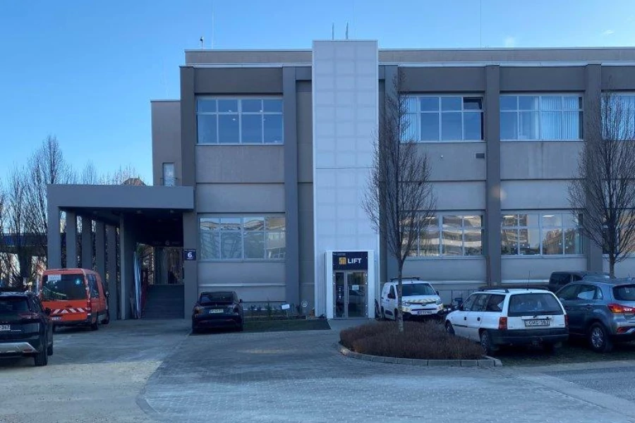 Külső lifttorony építése meglévő irodaépülethez