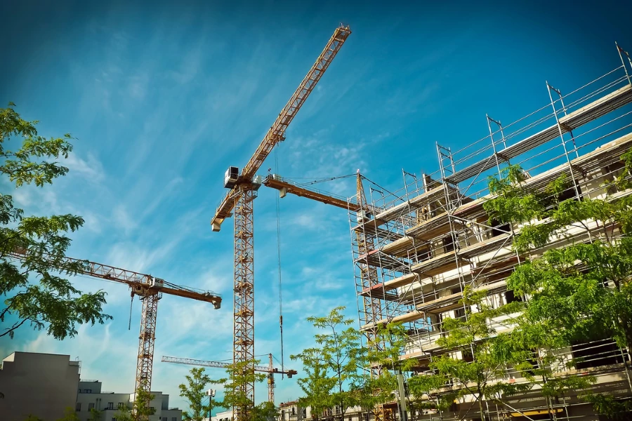Lassan tömegek felejthetik el az építkezést: alig van már árgarancia, hatalmas a káosz