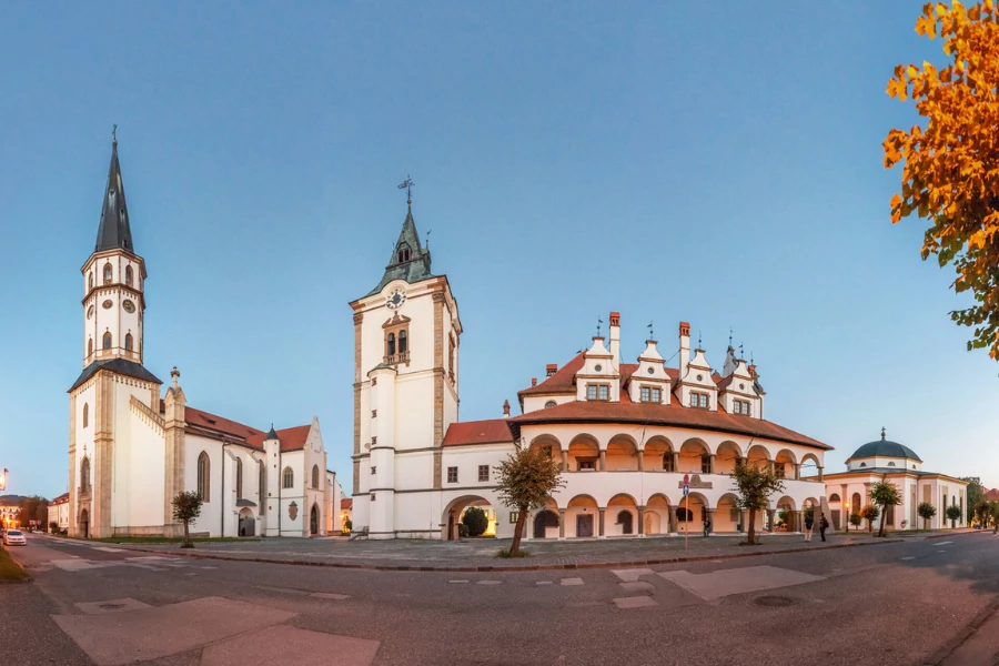 Séták Lőcse felújított főterén és azon túl