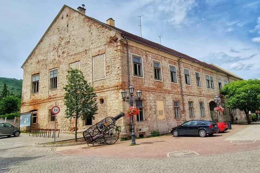 Kávézó és rendezvényközpont lesz Tokaj nagy múltú fogadójából